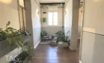 מסדרון עם אדנית צמחייה במשרד 500 מ