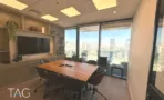 חדר ישיבות עם שולחן עץ, מסך ויחידת מדפים מובנית
