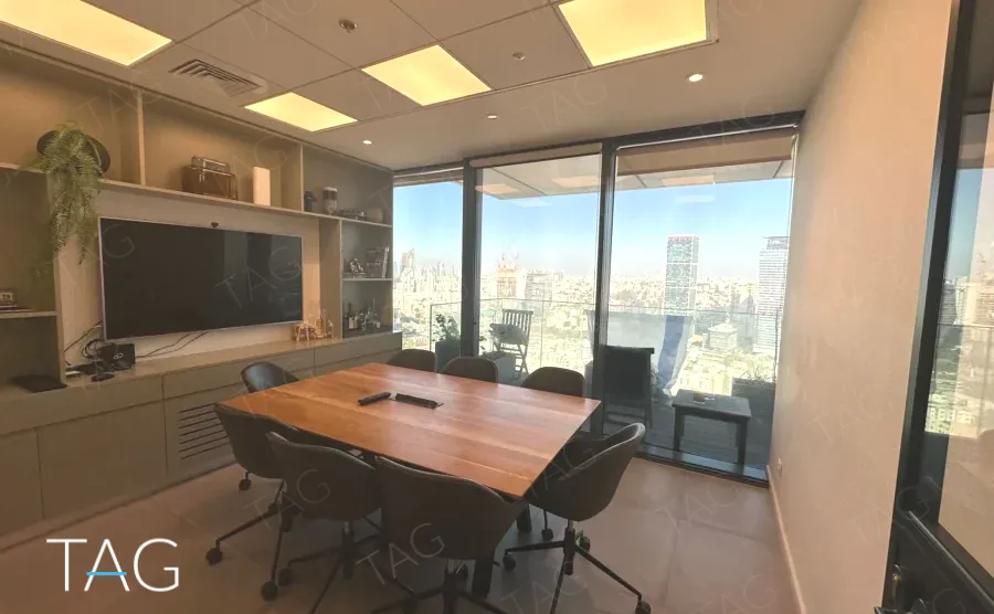 חדר ישיבות עם שולחן עץ, מסך ויחידת מדפים מובנית