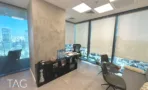 חדר עבודה עם קיר בטון, ארון כהה ונוף העיר