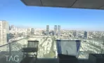 מרפסת המשרד עם מעקה זכוכית ונוף פנורמי של תל אביב