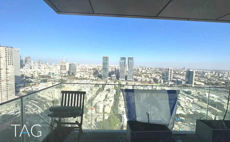 מרפסת המשרד עם מעקה זכוכית ונוף פנורמי של תל אביב