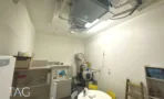חדר שירות עם תקרה חשופה ומדפי אחסון