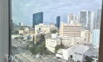 נוף מגדלי תל אביב מהחלון של משרד 170 מ