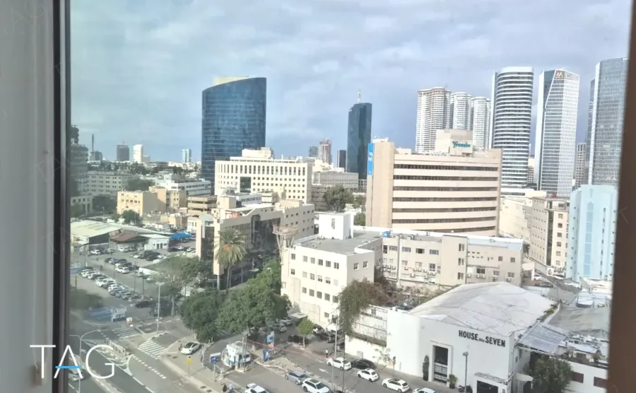 נוף מגדלי תל אביב מהחלון של משרד 170 מ