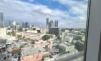 נוף מהחלון על גגות השכונה ומגדלי המרכז ממשרד 170 מ