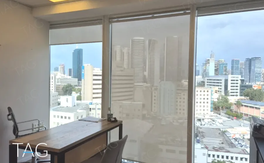 שולחן עבודה ליד חלון רצפה-תקרה עם וילון גלילה במשרד 170 מ