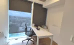 עמדת עבודה עם שולחן לבן ליד חלון עם וילון גלילה במשרד 200 מ