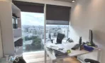 פינת עבודה עם מדפים ושולחן מול חלון במשרד 200 מ