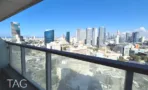 מרפסת המשרד עם מעקה זכוכית ונוף פתוח למגדלי תל אביב, משרד 120 מ
