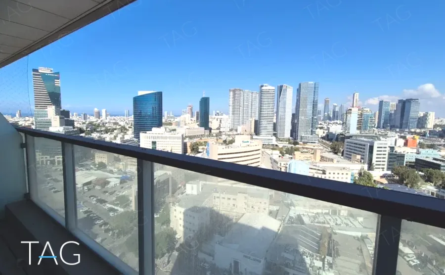 מרפסת המשרד עם מעקה זכוכית ונוף פתוח למגדלי תל אביב, משרד 120 מ