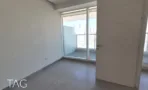 חלל משרד ריק עם רצפת בטון ויציאה למרפסת, משרד 120 מ