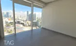 חלל ריק עם חזית זכוכית מלאה ונוף עירוני, משרד 120 מ