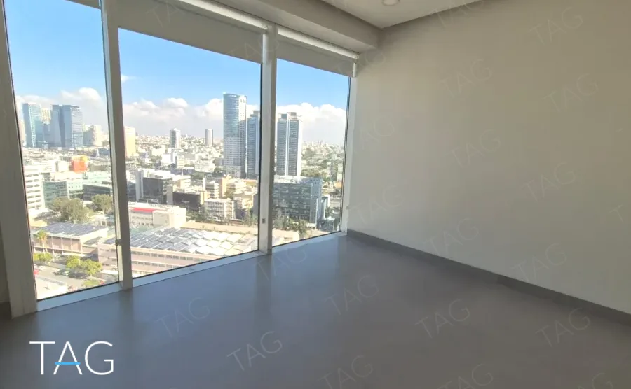 חלל ריק עם חזית זכוכית מלאה ונוף עירוני, משרד 120 מ
