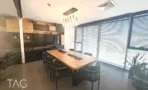 משרד להשכרה 236 מ״ר במגדלי אלון, חדר ישיבות עם שולחן עץ ארוך מול קיר חלונות