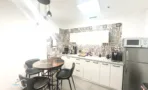 משרד להשכרה 236 מ״ר במגדלי אלון, מטבחון מאובזר עם אריחים מעוטרים ופינת ישיבה