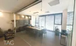 משרד להשכרה 236 מ״ר במגדלי אלון, חלל ישיבות מעבר למחיצת זכוכית מול חלונות רחבים