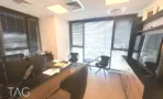 משרד להשכרה 236 מ״ר במגדלי אלון, חדר מנהל עם שולחן עבודה, כיסאות אורחים ונוף עירוני