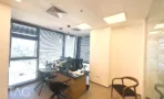 משרד להשכרה 236 מ״ר במגדלי אלון, חדר עבודה פינתי עם עמדת מחשב מול חלונות