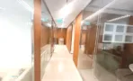 משרד להשכרה 200 מ״ר במגדלי אלון, מסדרון עם חיפוי עץ וחדרים בחזיתות זכוכית