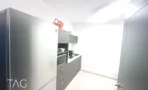 משרד להשכרה 200 מ״ר במגדלי אלון, מטבחון עם מקרר, מיקרוגל וארונות אחסון