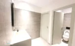 משרד להשכרה 200 מ״ר במגדלי אלון, חדרי שירותים מחופים אריחים עם כיור מעוצב