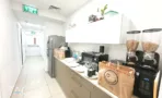 משרד להשכרה 190 מ״ר במגדלי אלון, מטבחון מאובזר עם מכונות קפה ומקרר