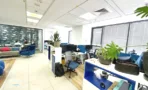 משרד להשכרה 190 מ״ר במגדלי אלון, חלל עבודה פתוח עם צמחייה וחדר ישיבות מזוגג