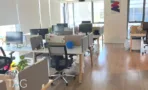 משרד להשכרה 400 מ״ר במגדלי אלון, חלל עבודה פתוח עם עמדות מחשב מול חלונות
