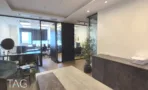 משרד להשכרה 180 מ״ר במגדלי אלון, אזור כניסה עם דלפק וחדרי זכוכית