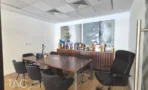 משרד להשכרה 180 מ״ר במגדלי אלון, חדר ישיבות עם שולחן ארוך ותמונות על הקיר