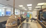 משרד להשכרה 360 מ״ר במגדלי אלון, פינת ישיבה פתוחה עם ספות ונדנדת ראטן תלויה