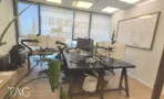 משרד להשכרה 360 מ״ר במגדלי אלון, חדר עבודה עם עמדות מחשב ולוח מחיק על הקיר