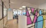 משרד להשכרה 360 מ״ר במגדלי אלון, מסדרון עם מחיצות מעוצבות בגרפיקה צבעונית וצמחייה