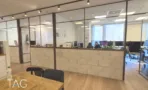 משרד להשכרה 360 מ״ר במגדלי אלון, חלל עבודה פתוח עם מחיצות זכוכית וקיר בריקים בהיר