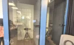 משרד להשכרה 360 מ״ר במגדלי אלון, תאי שיחה שקטים עם דלתות זכוכית כחולות