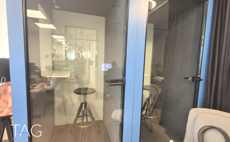 משרד להשכרה 360 מ״ר במגדלי אלון, תאי שיחה שקטים עם דלתות זכוכית כחולות