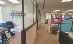 משרד להשכרה 360 מ״ר במגדלי אלון, מסדרון עם חדרי זכוכית ומחיצה גרפית צבעונית