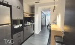 משרד להשכרה 242 מ״ר במגדלי אלון, מטבחון מאובזר עם ארונות כהים ודלפק ישיבה