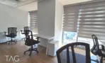 משרד להשכרה 360 מ״ר במגדלי אלון, חדר עבודה עם עמדות ישיבה, כיסאות ארגונומיים וחלונות עם צלונים