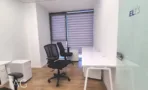 משרד להשכרה 360 מ״ר במגדלי אלון, חדר עבודה פרטי עם שולחן לבן, כיסא משרדי ודלת זכוכית