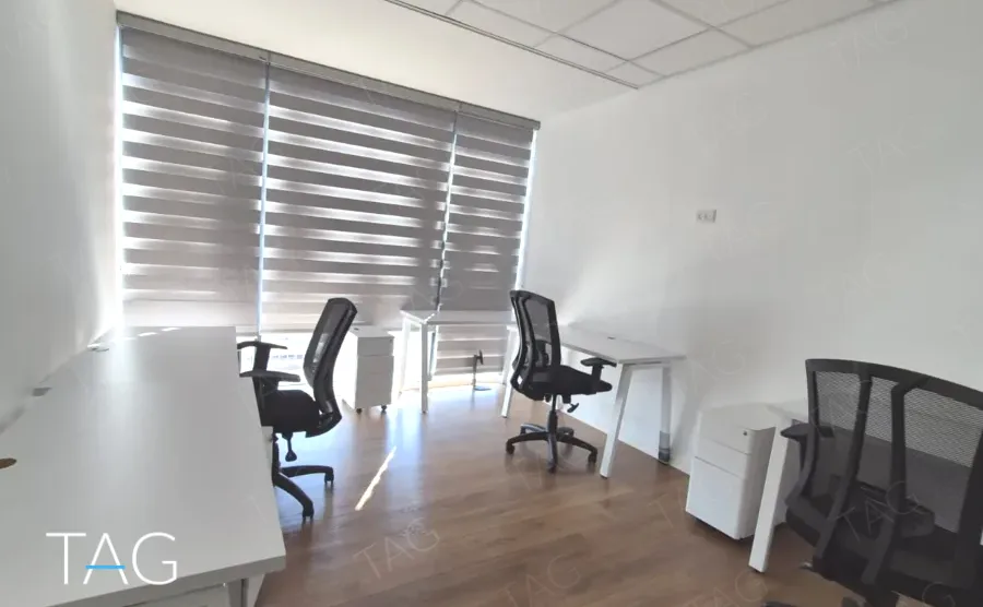 משרד להשכרה 360 מ״ר במגדלי אלון, חדר עבודה מרווח עם שלוש עמדות, פרקט עץ וחלונות רחבים