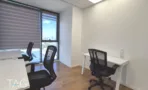 משרד להשכרה 360 מ״ר במגדלי אלון, חדר עבודה מואר עם עמדת ישיבה ונוף עירוני מהחלון