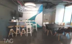 משרד להשכרה 300 מ״ר במגדלי אלון, פינת קפה עם שולחנות בר וכיסאות אוכל