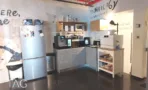 משרד להשכרה 300 מ״ר במגדלי אלון, מטבחון מאובזר עם מקרר ומכונת קפה