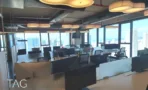משרד להשכרה 300 מ״ר במגדלי אלון, חלל עבודה פתוח עם עמדות מחשב מול חלונות פנורמיים ונוף עירוני