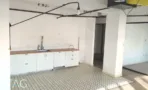 מטבחון לבן עם משטח עץ ואריחי מלט מצוירים במשרד להשכרה במתחם רוטשילד תל אביב - תג נכסים