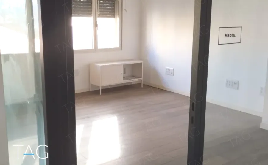 מחיצת זכוכית במסגרת שחורה בין חדרי המשרד להשכרה במתחם רוטשילד תל אביב - תג נכסים