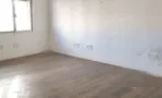 חדר ריק עם רצפת עץ רחבה וחלון פינתי במשרד להשכרה במתחם רוטשילד תל אביב - תג נכסים