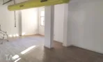 תקרה חשופה עם צנרת מיזוג צהובה בחלל משרד להשכרה במתחם רוטשילד תל אביב - תג נכסים